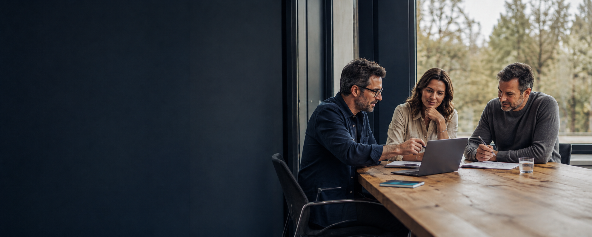 Dirigeants en discussion autour d’une table de réunion
