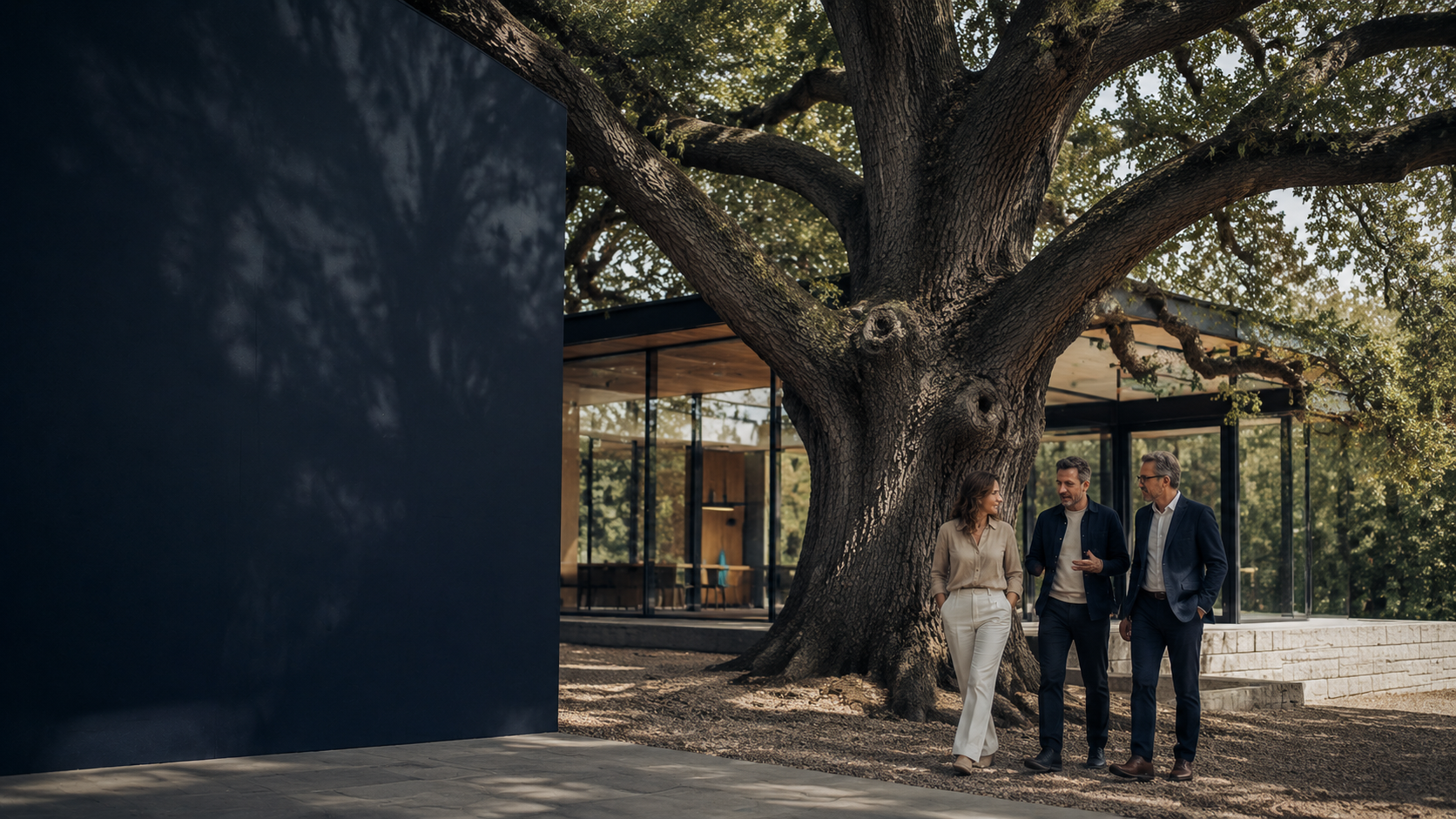 Chêne monumental devant un bâtiment moderne, trois dirigeants en discussion à son pied